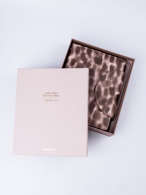 AGENDA 2027 15X21 DIA X PAGINA CON BROCHE TIMELESS FUN FW - Imagen 2
