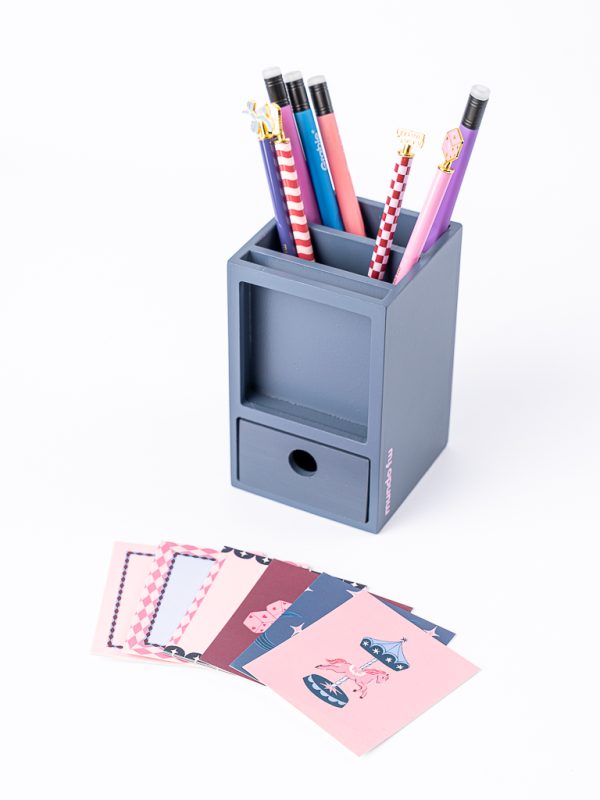 PORTA LAPIZ MADERA + TARJETA ILUSTRATIVA 13X9X8 LE CIRQUE  FW - Imagen 1