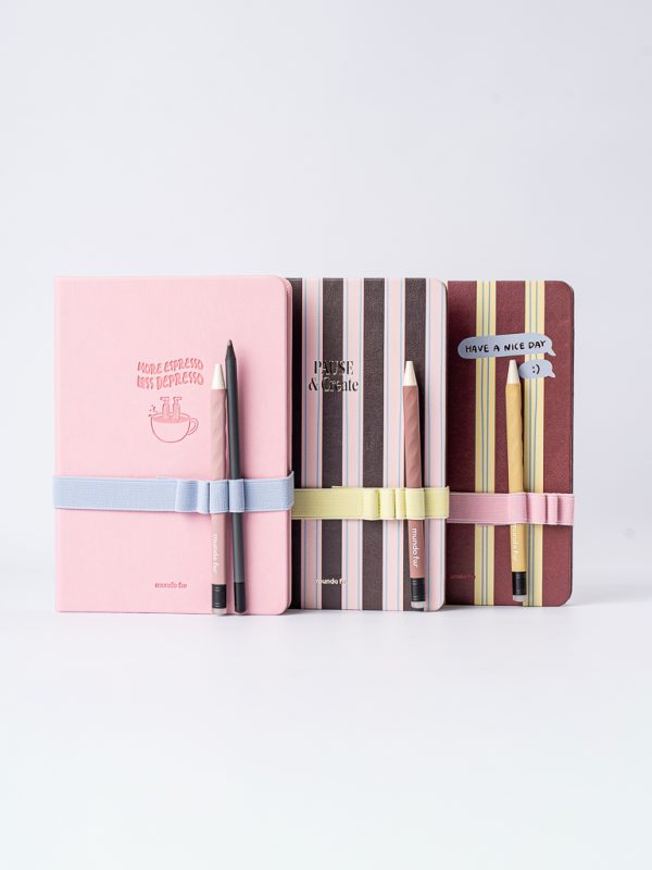 CUADERNO SKETCH BOOK 15X21 X 80 HOJAS LISAS + BANDA ELASTICA COFFE CLUB  FW - Imagen 1